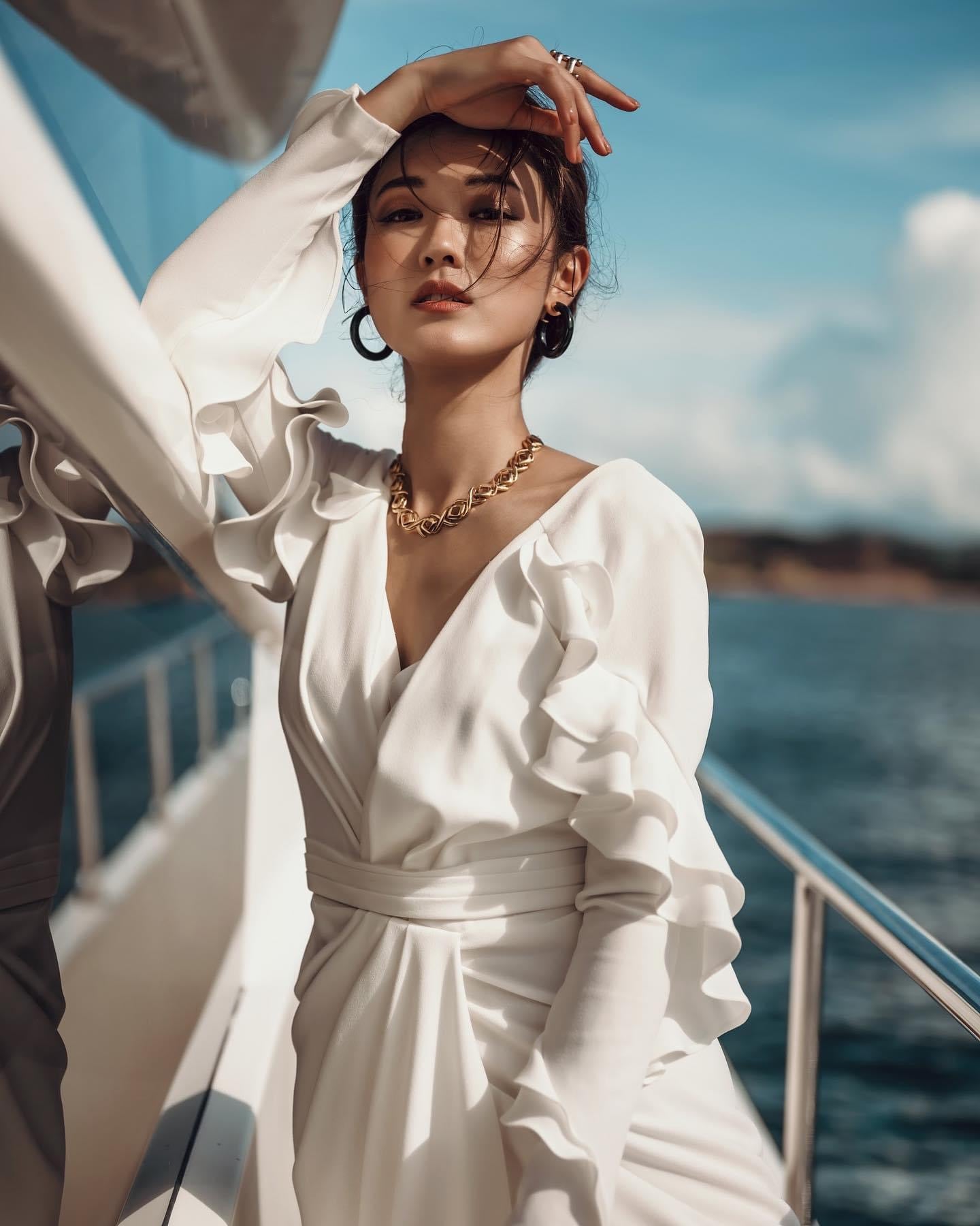 Alon Livne White - Isabella