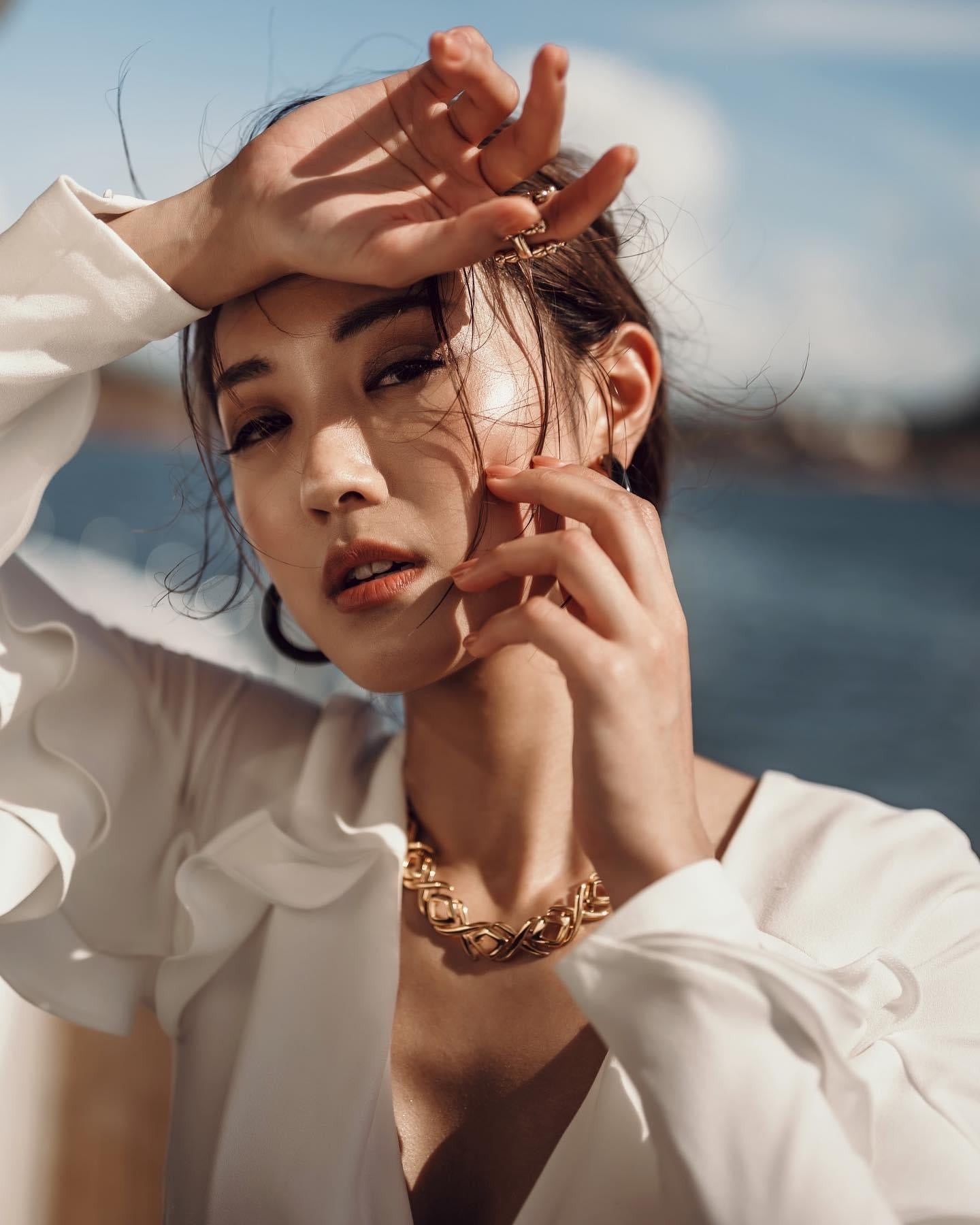 Alon Livne White - Isabella